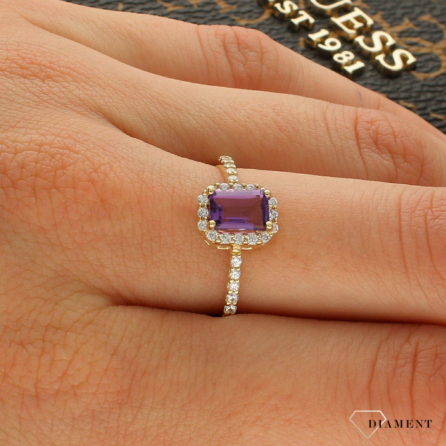 Złoty pierścionek zaręczynowy z fioletową cyrkonią PI 5382. Złoty pierścionek z cyrkoniami. Złoty pierścionek z dużą fioletową c (3).jpg